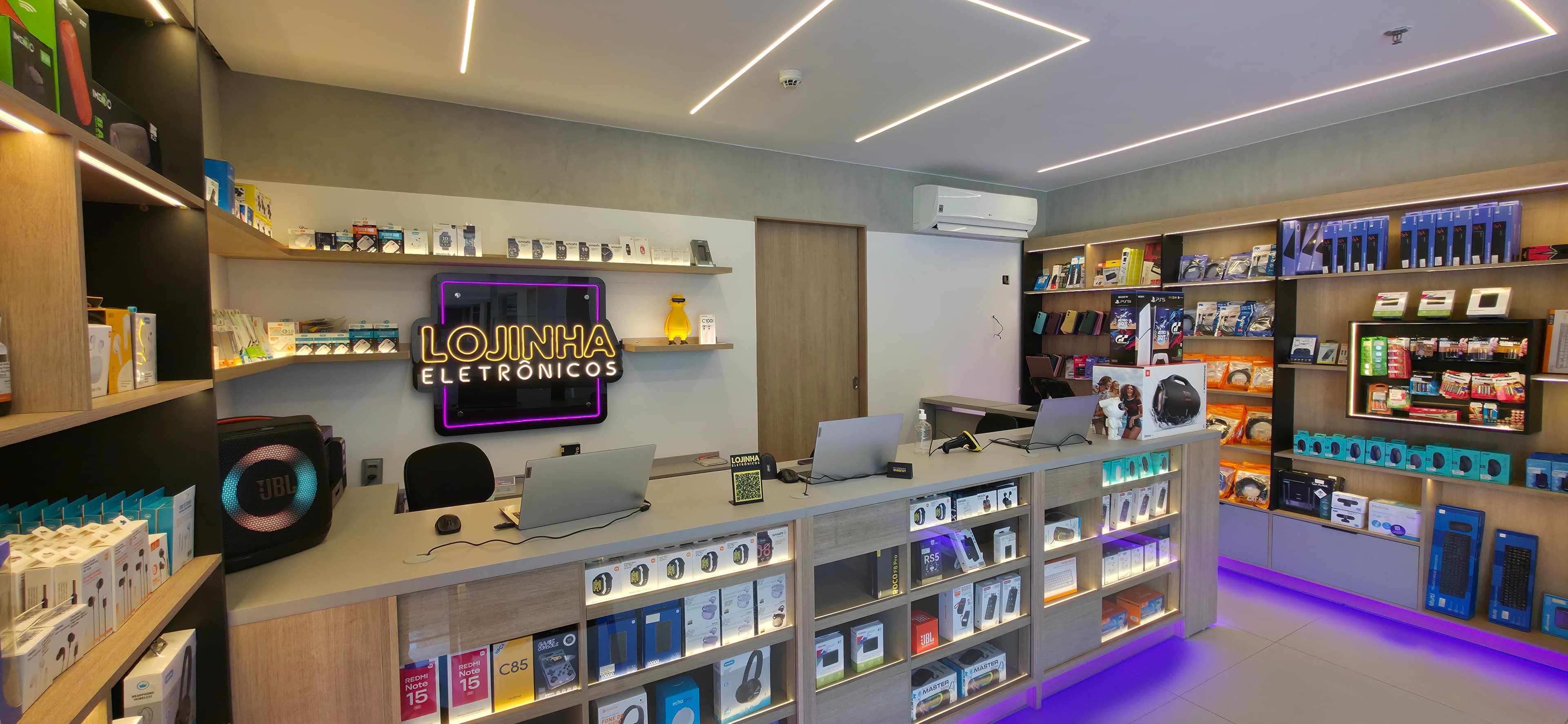 Balcão e produtos da Lojinha Eletrônicos